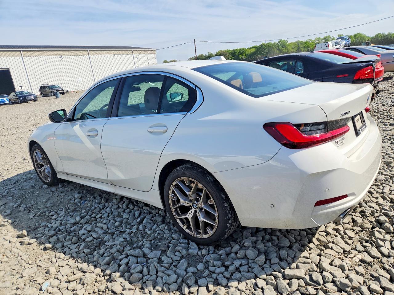 2025 BMW 330Xi - Фото 2