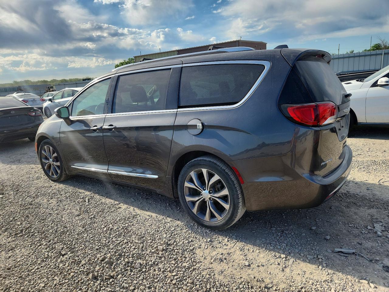 2017 Chrysler Pacifica Limited - Фото 2