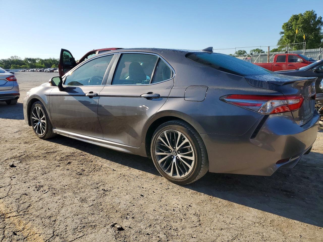 2018 Toyota Camry Se - Фото 2
