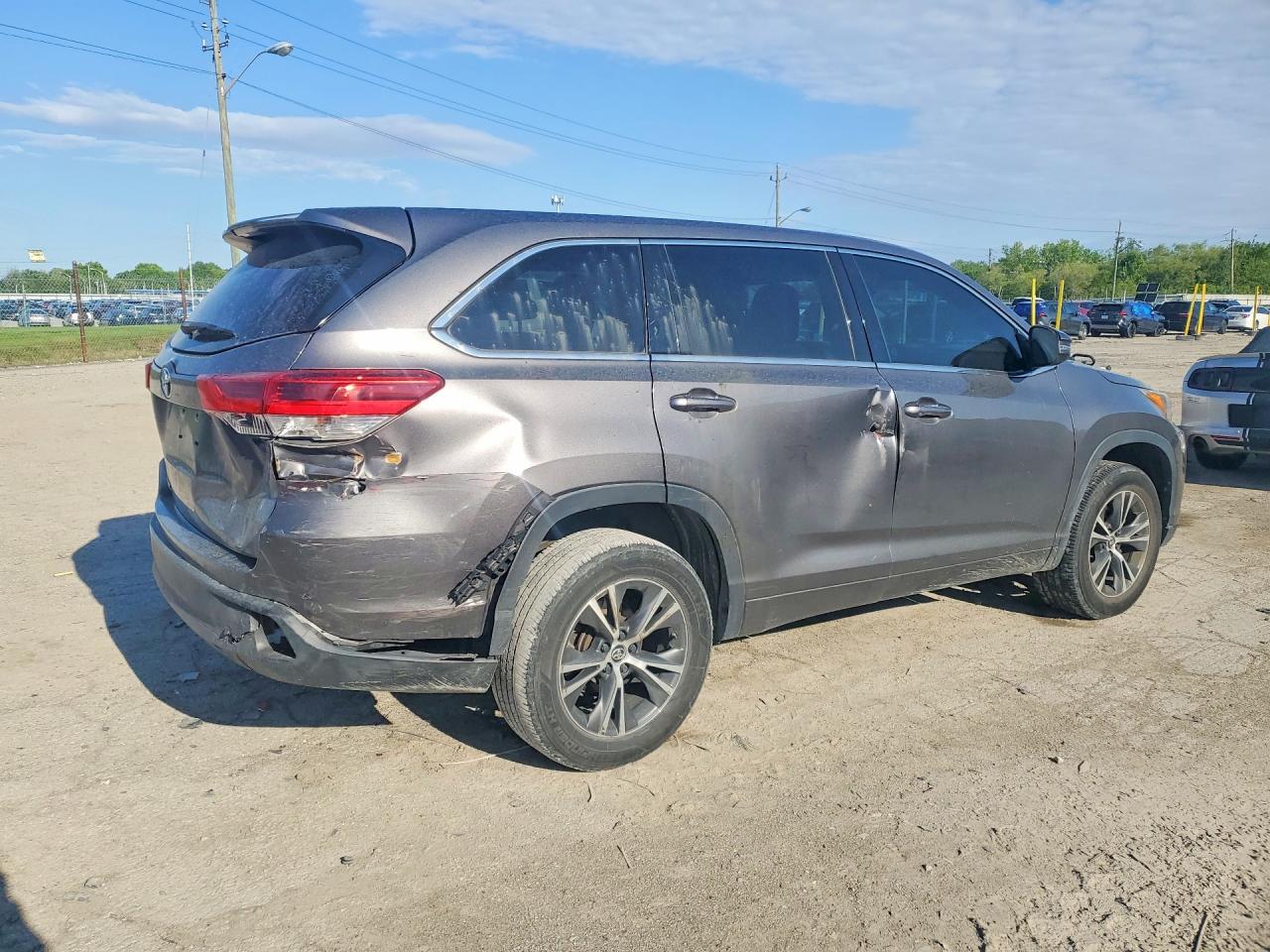 2017 Toyota Highlander Le - Фото 3