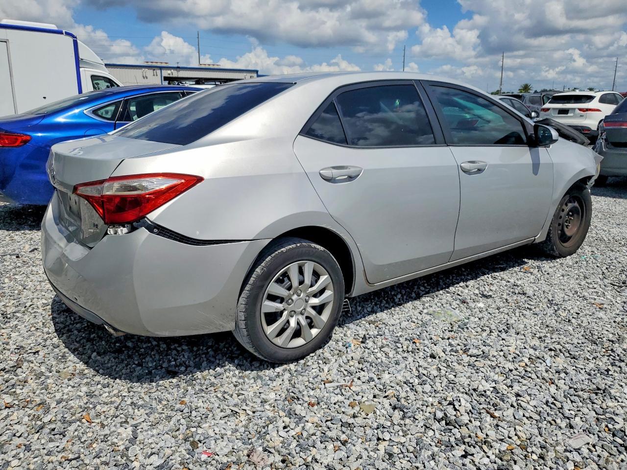 2015 Toyota Corolla Le - Фото 3