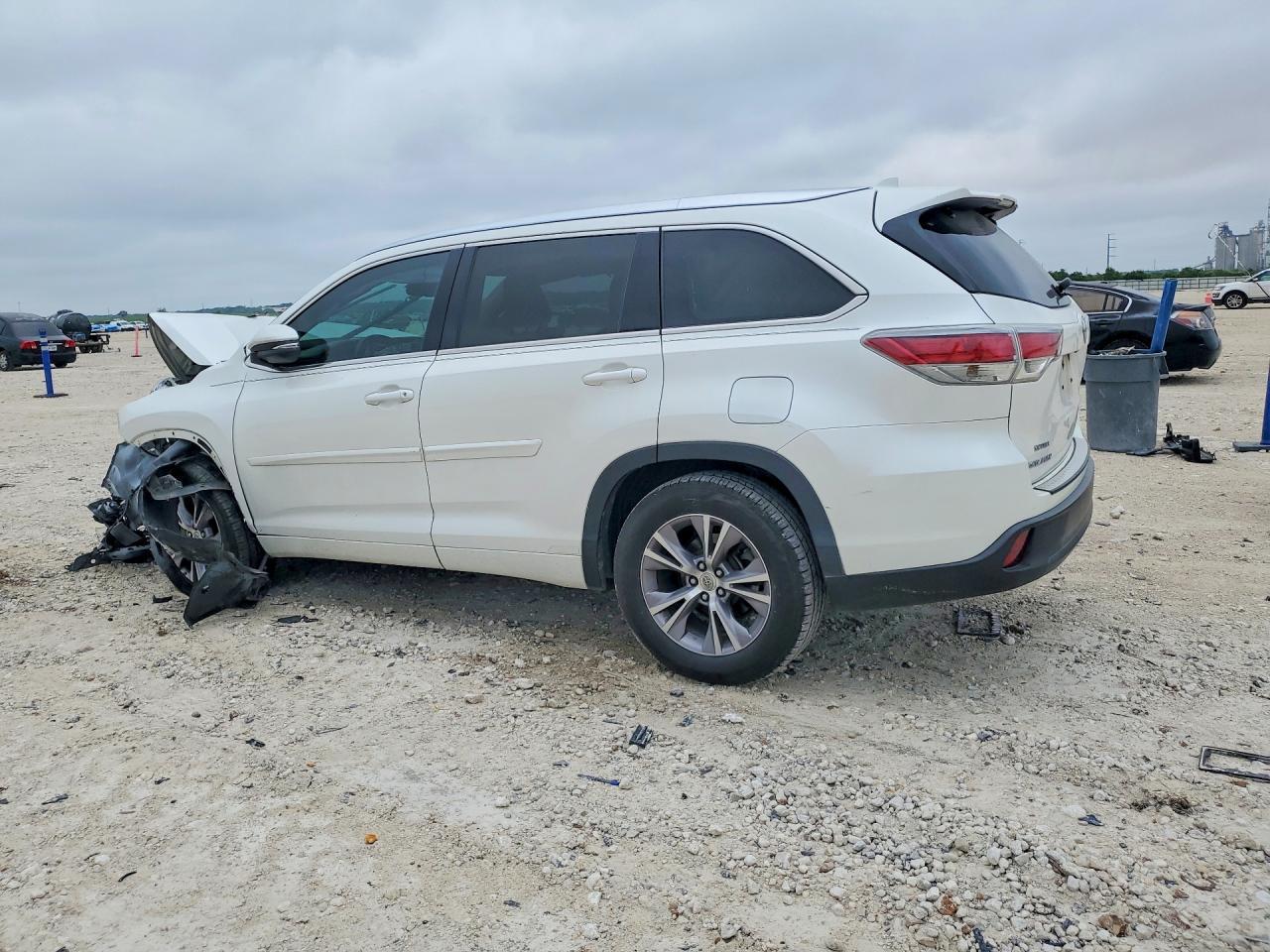 2015 Toyota Highlander Xle - Image 2