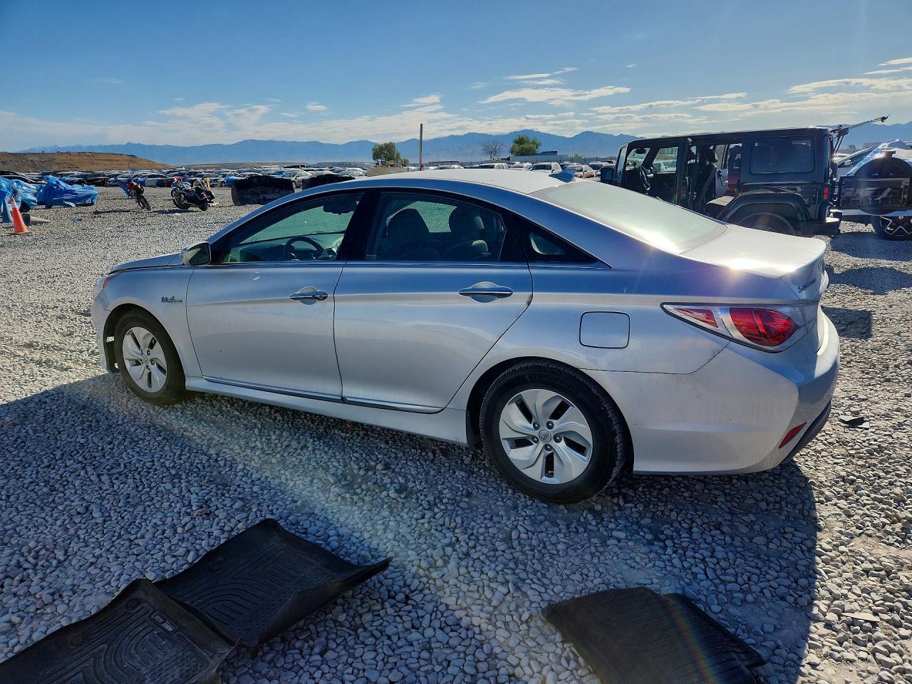 2015 Hyundai Sonata Hybrid Base - Image 2
