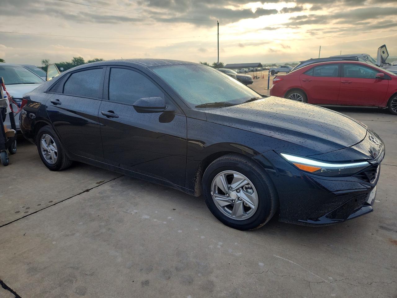 2025 Hyundai Elantra Se - Image 4