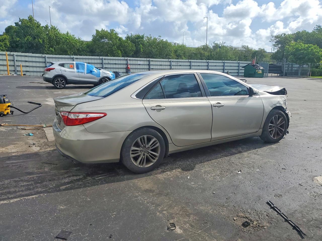 2016 Toyota Camry Se - Image 3