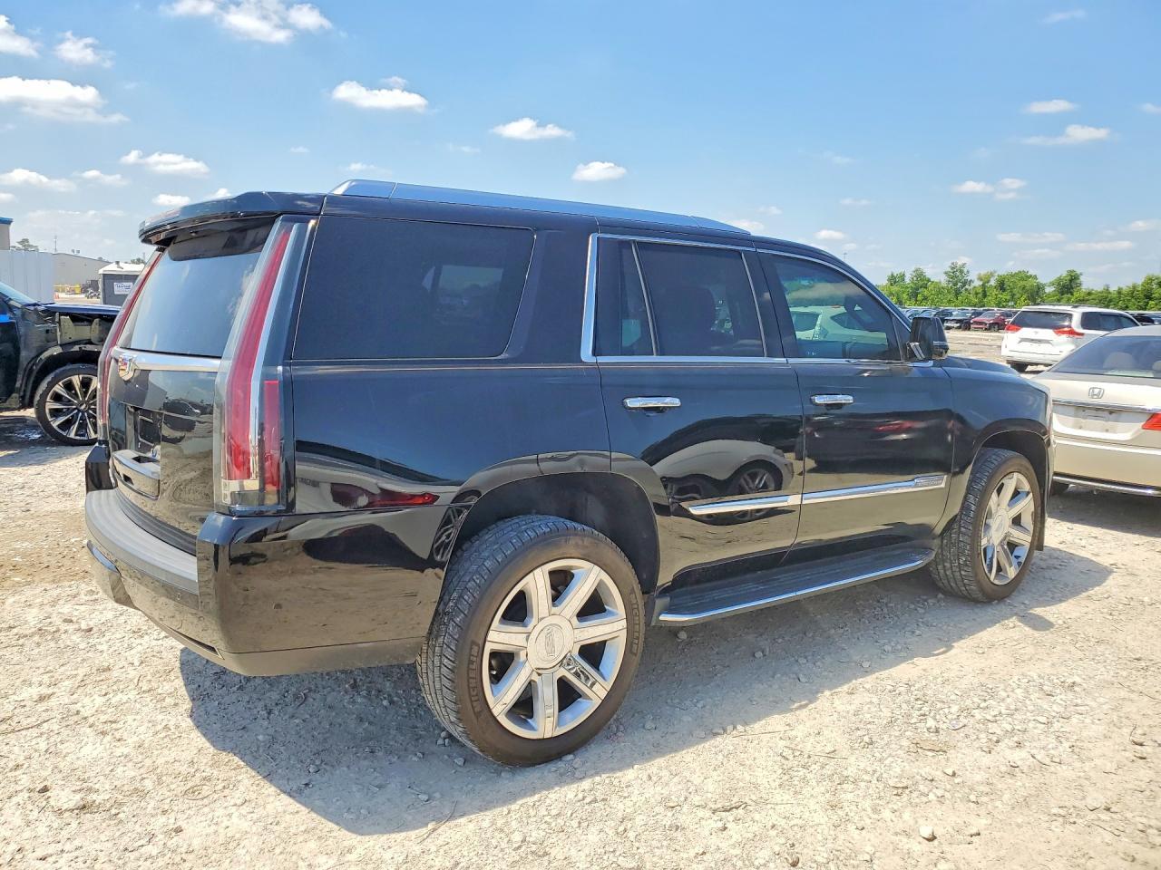 2017 Cadillac Escalade Luxury - Image 3