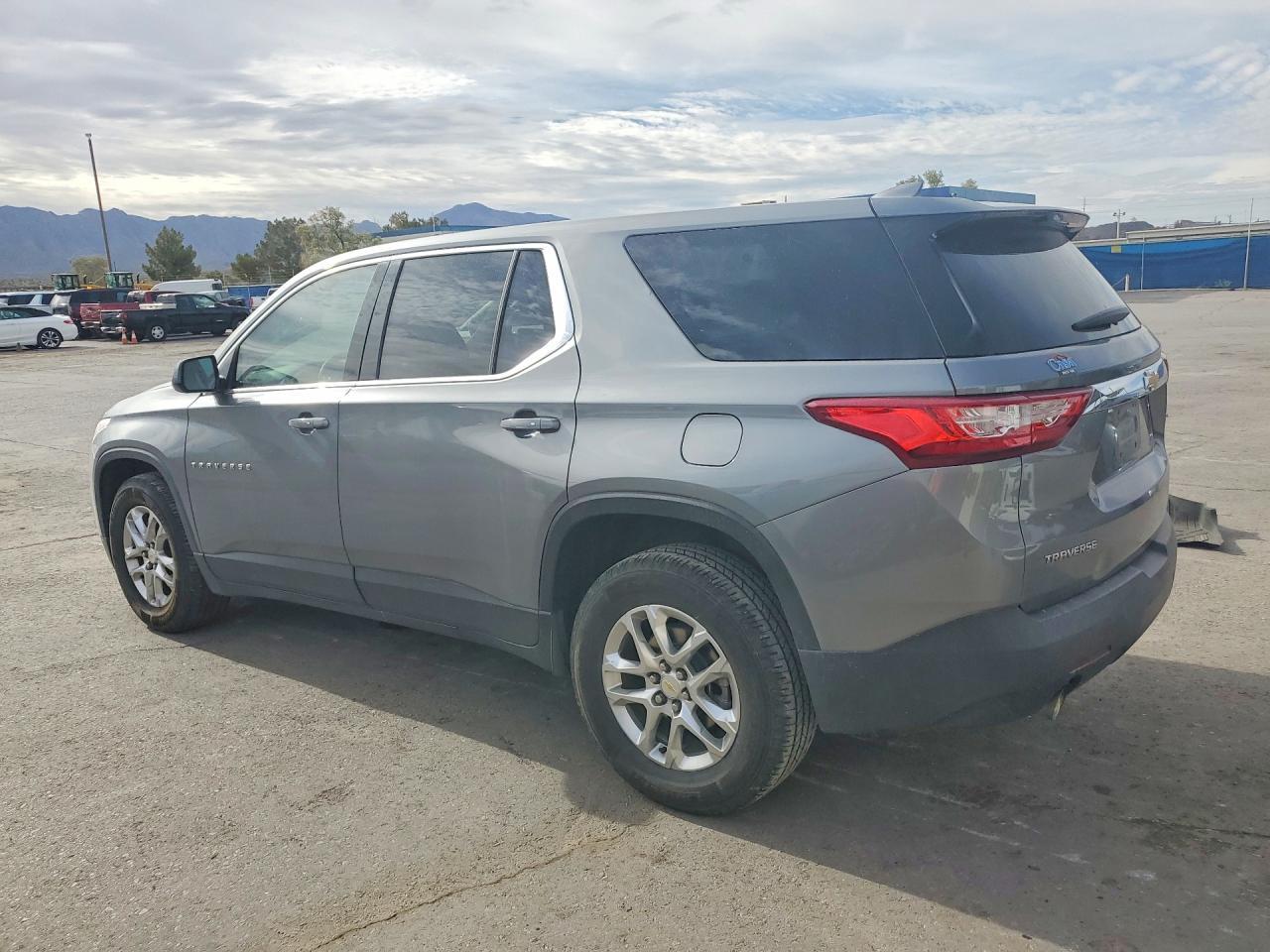 2020 Chevrolet Traverse Ls - Фото 2