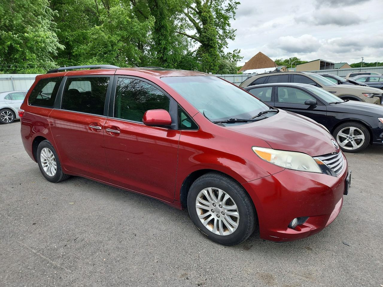 2016 Toyota Sienna Xle 8-Passenger - Image 4
