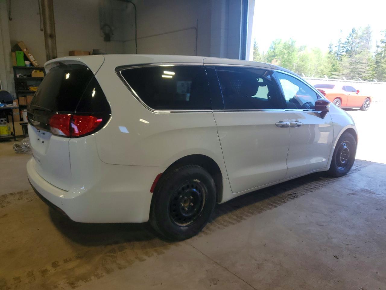 2025 Chrysler Grand Caravan Sxt - Image 3