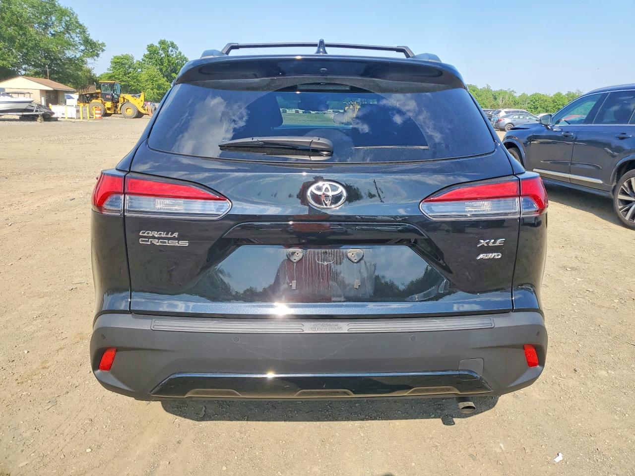 2023 Toyota Corolla Cross Xle - Image 6