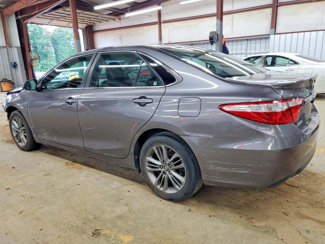 2016 Toyota Camry Se - Фото 2