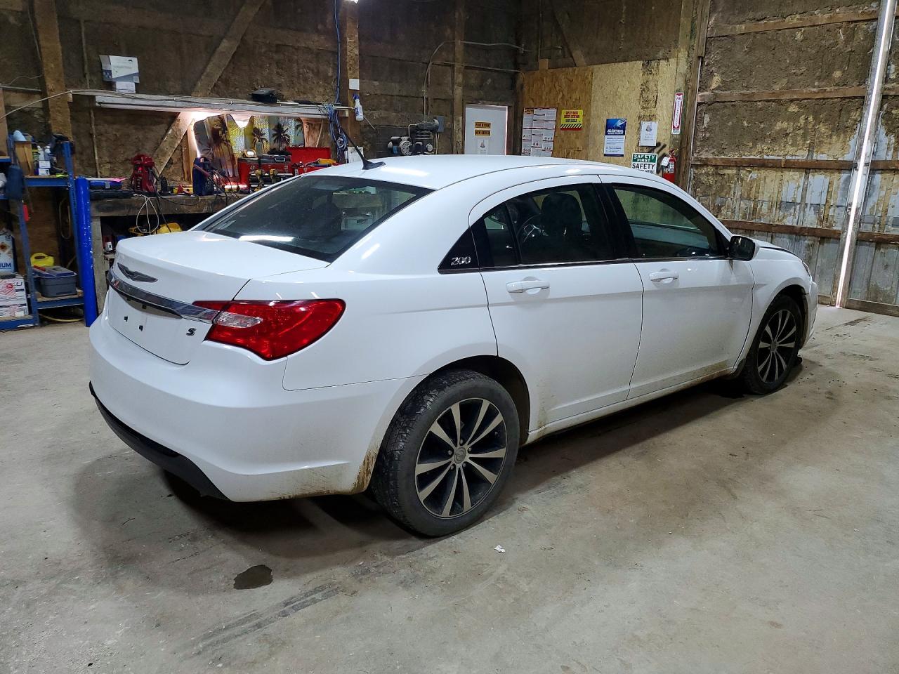 2014 Chrysler 200 Touring - Image 3