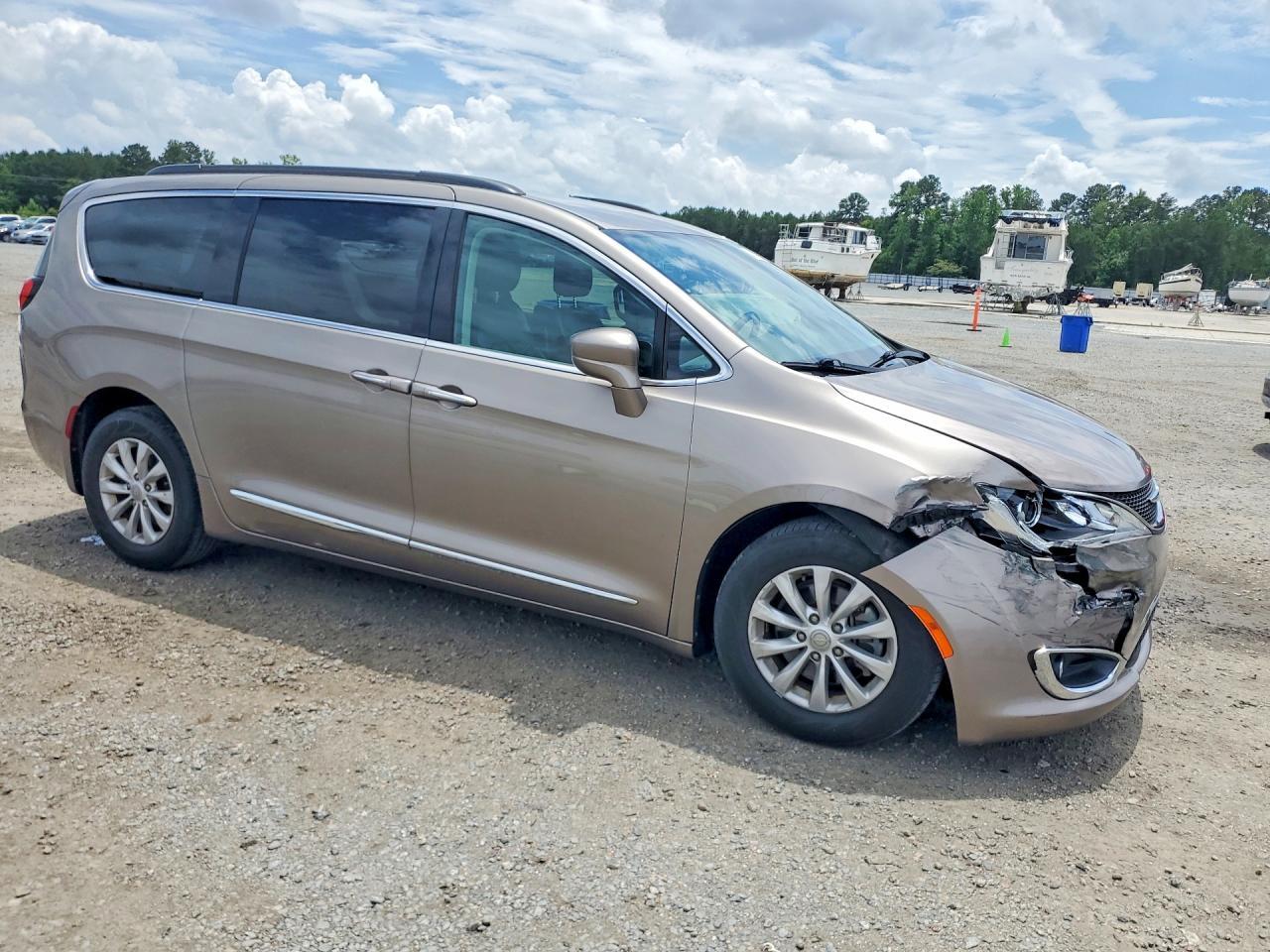 2017 Chrysler Pacifica Touring L - Фото 4