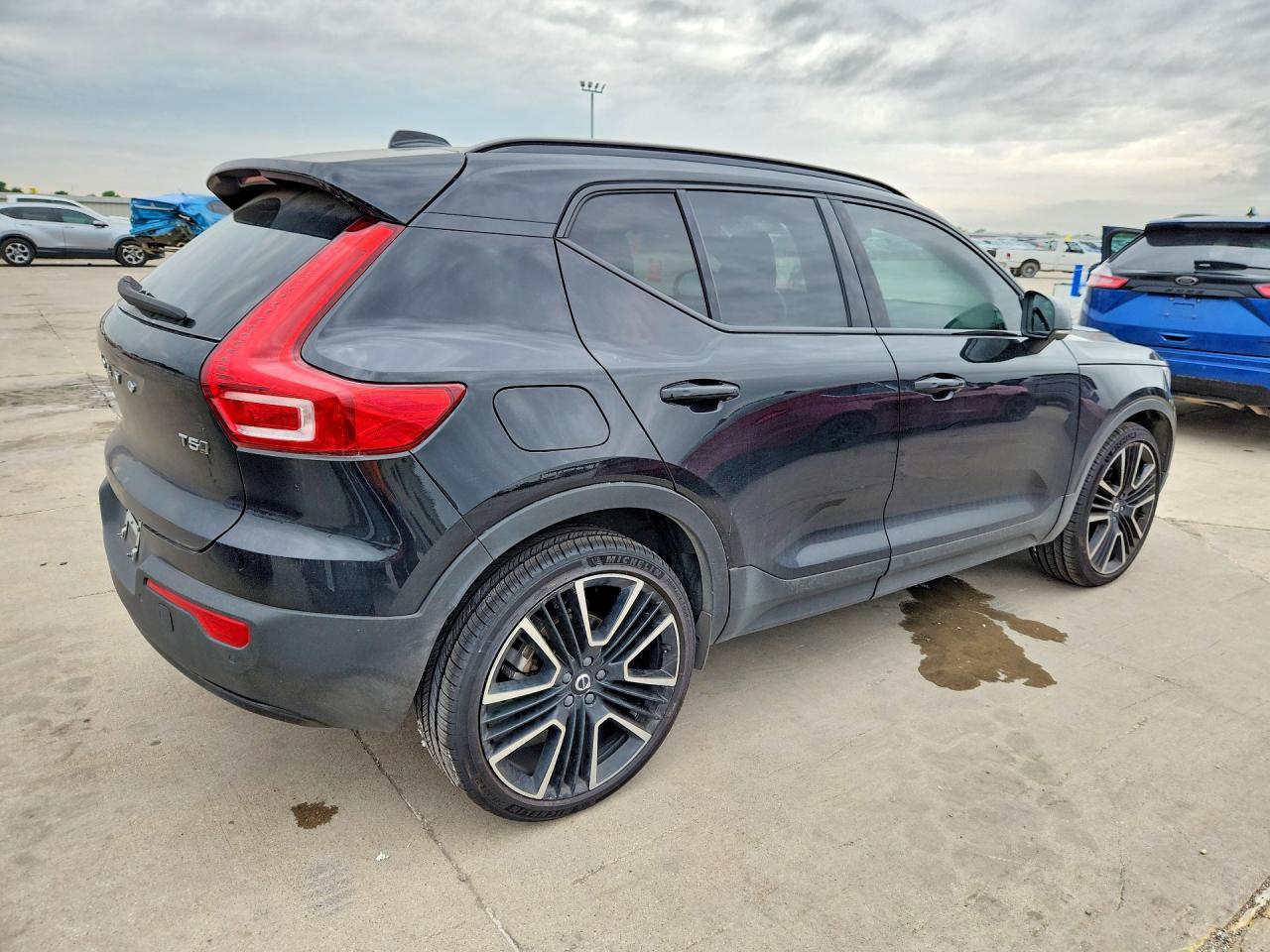 2022 Volvo Xc40 T5 R-Design - Image 3