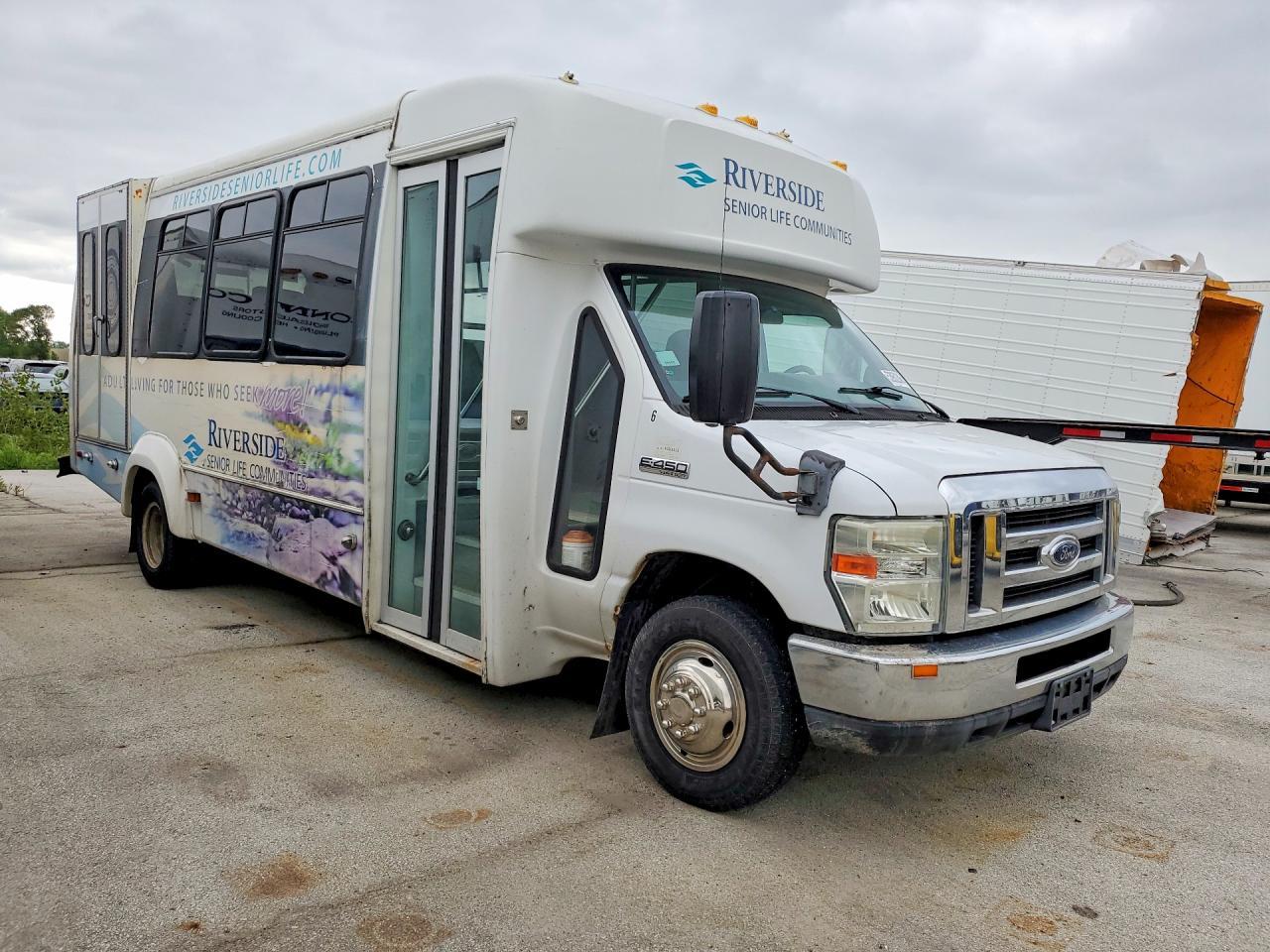 2013 Ford E450 Shuttle Bus - Image 4