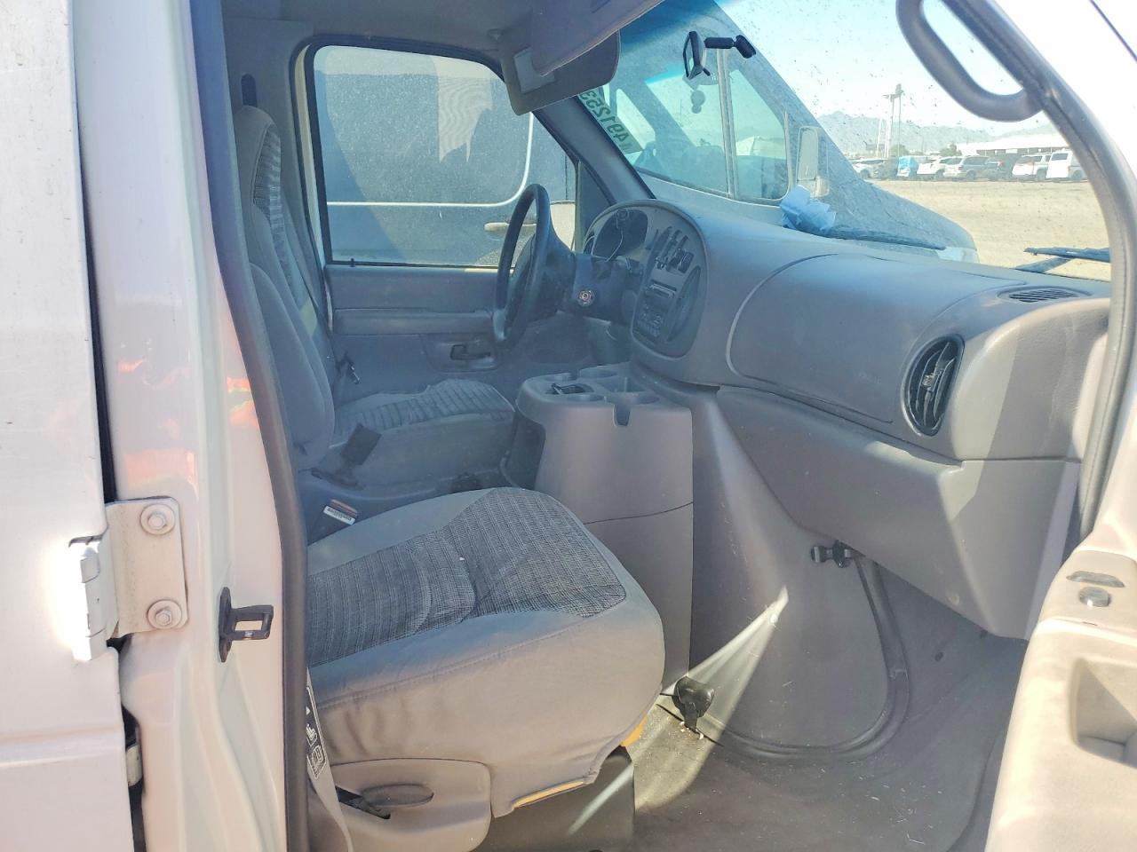 2002 Ford Econoline E350 Super Duty Wagon - Фото 5