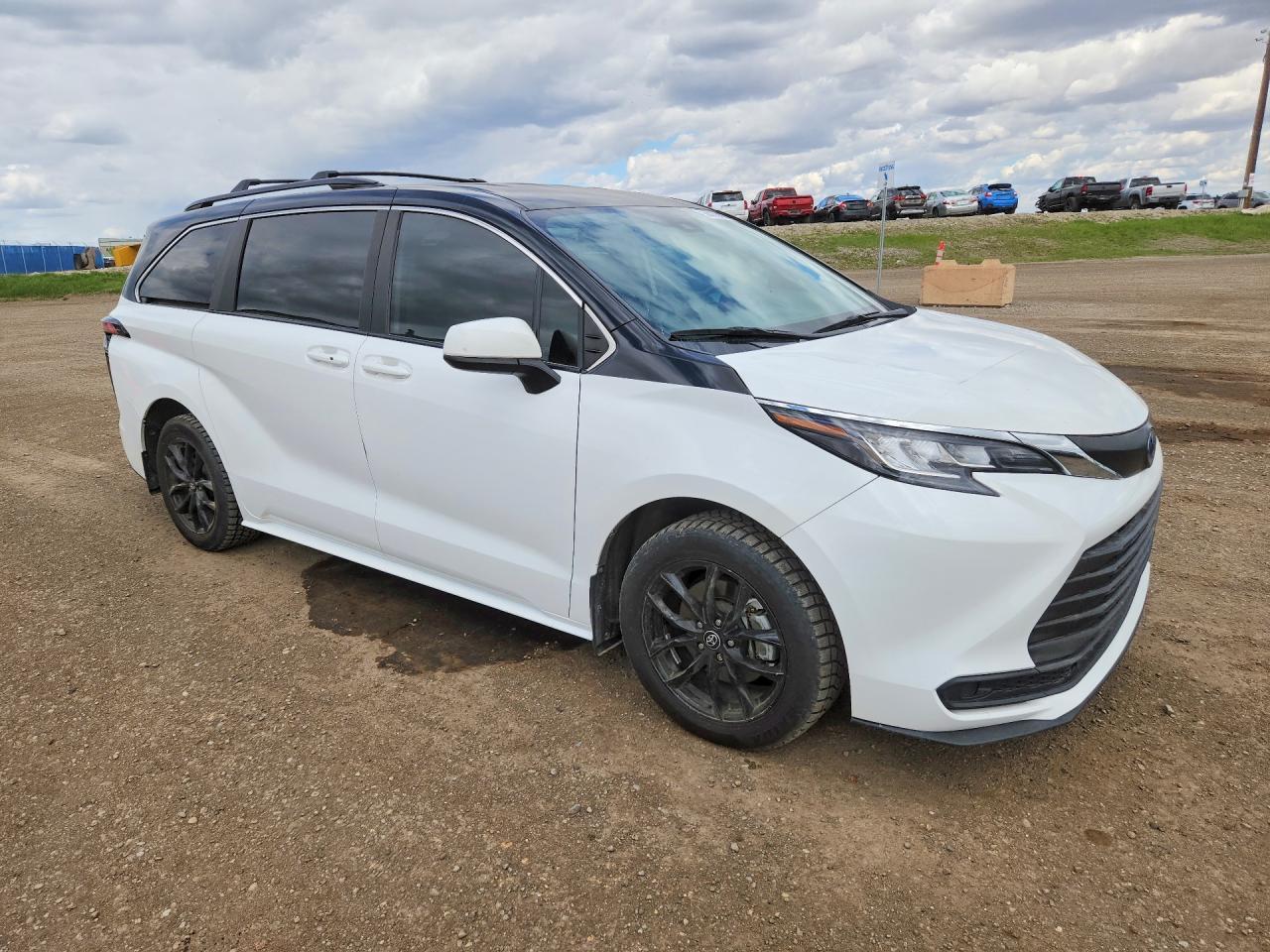 2022 Toyota Sienna - Image 4