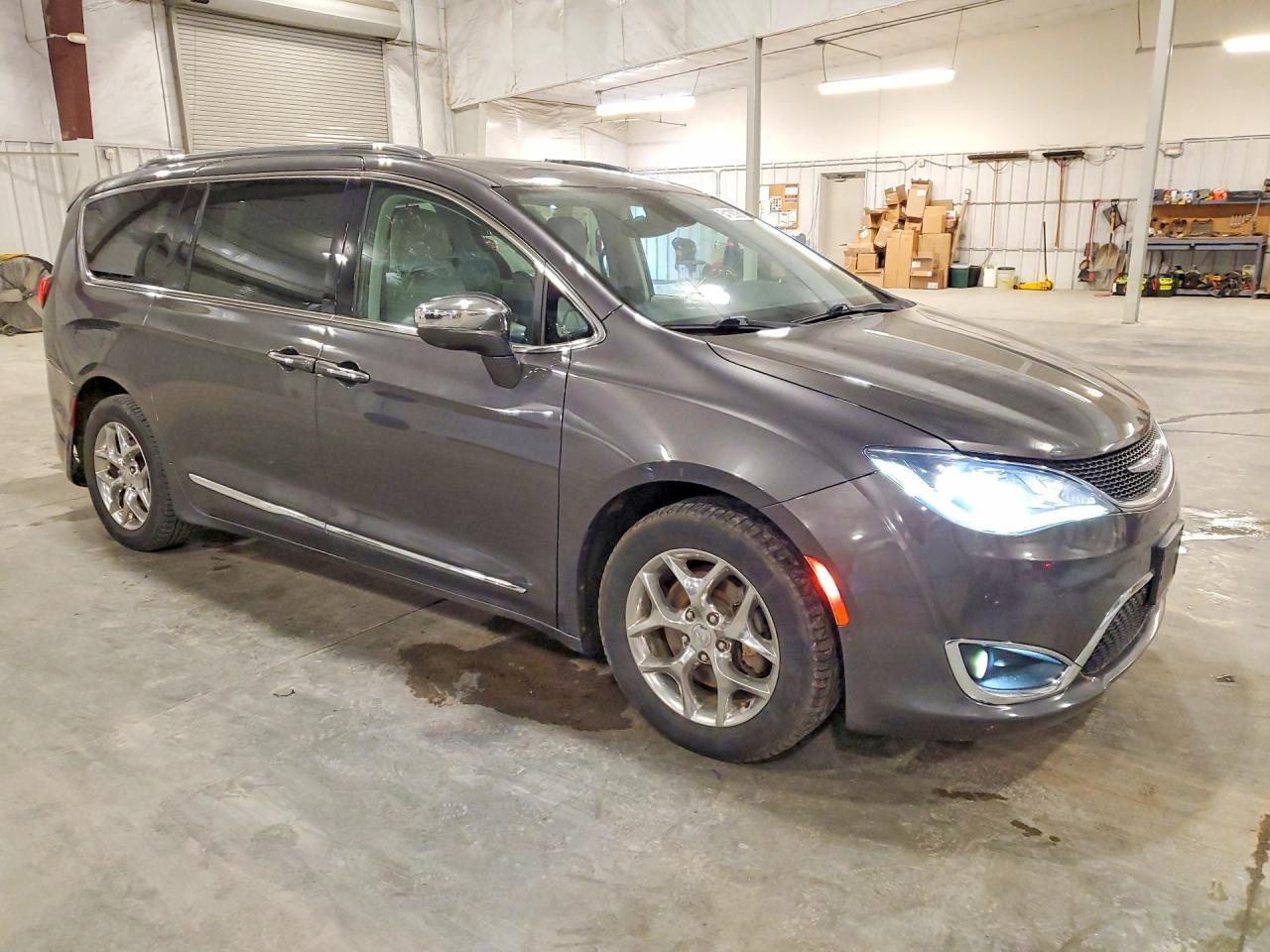 2017 Chrysler Pacifica Limited - Image 4