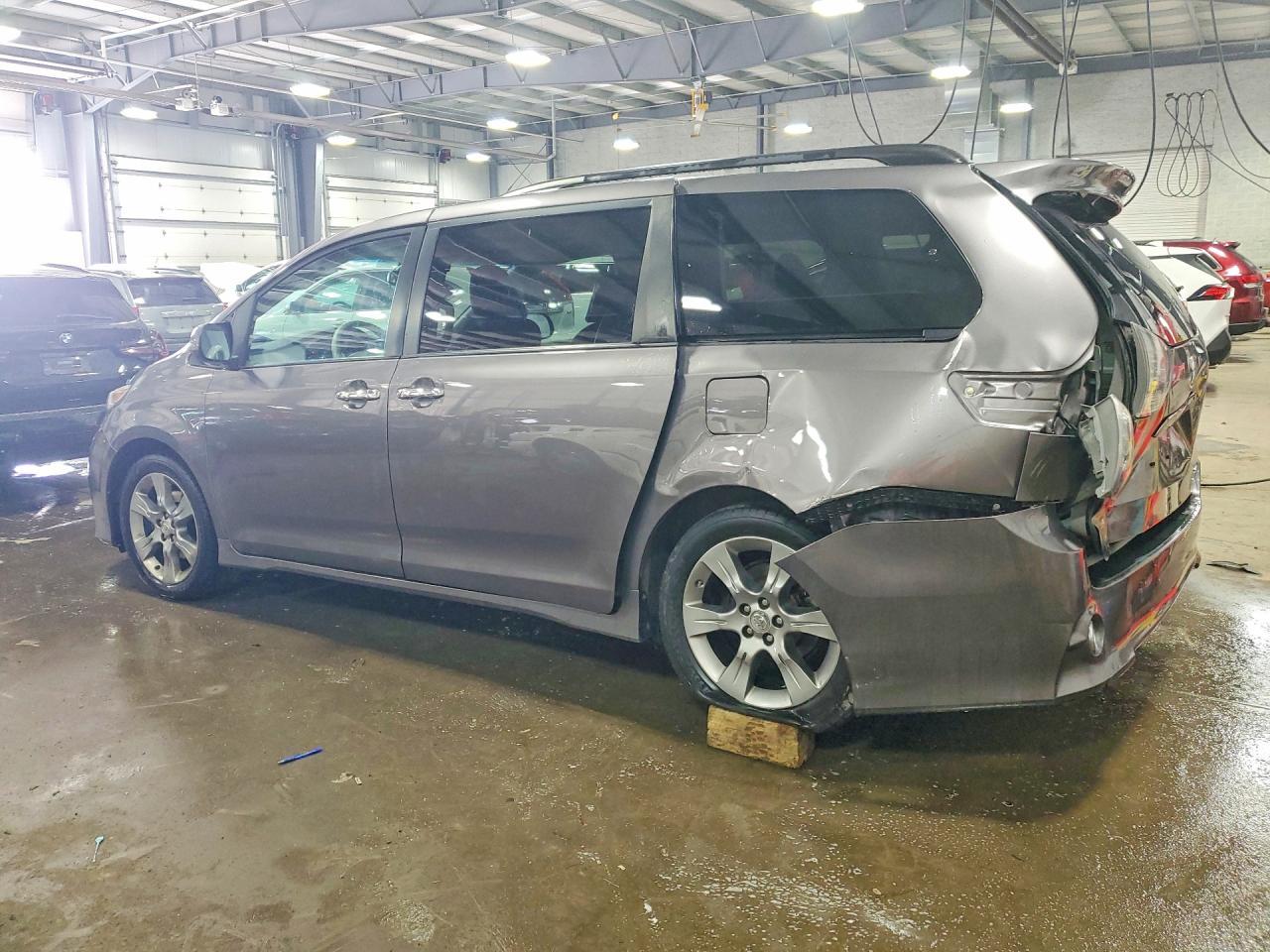 2014 Toyota Sienna Sport - Фото 2