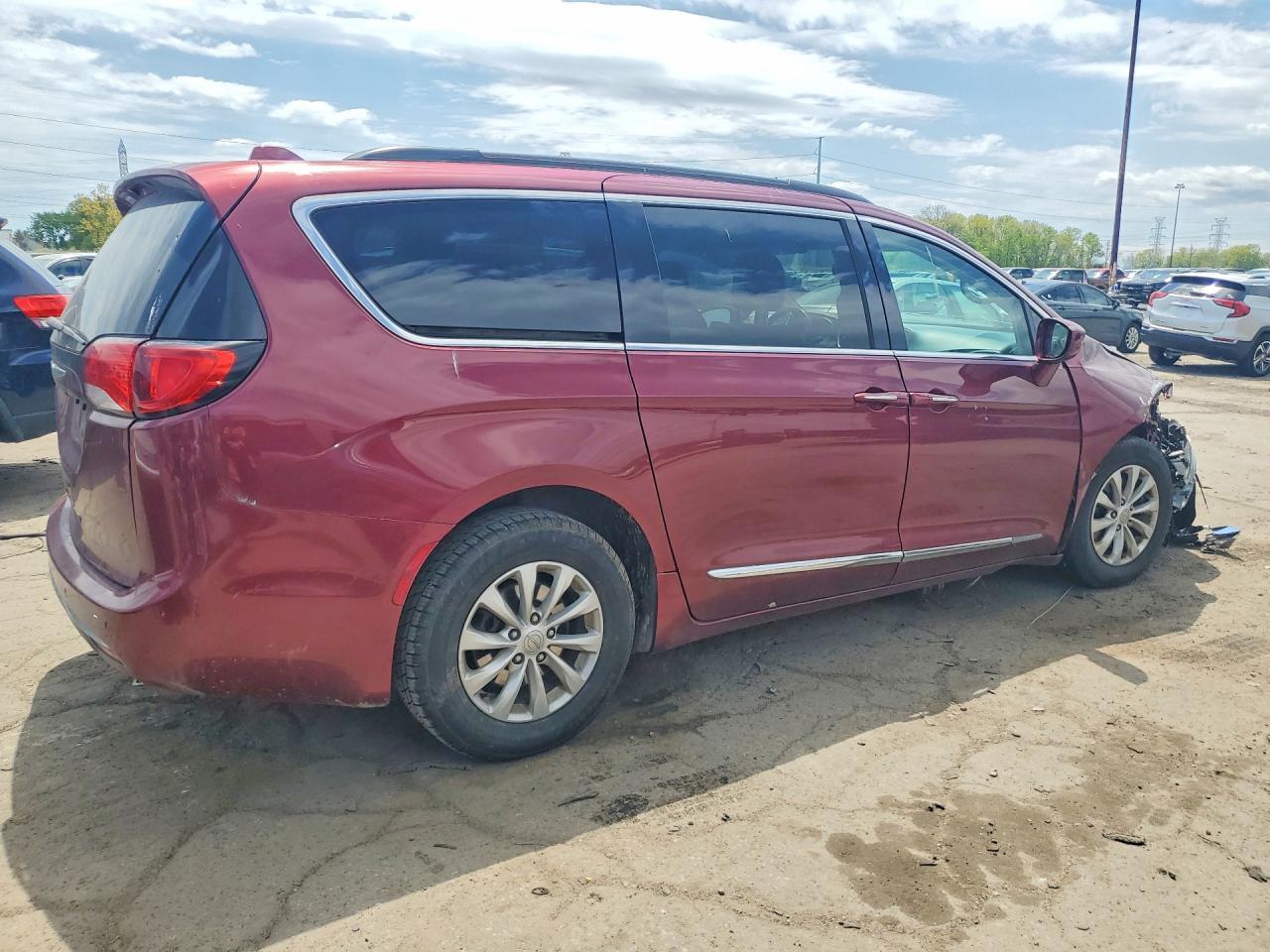 2017 Chrysler Pacifica Touring L - Image 3