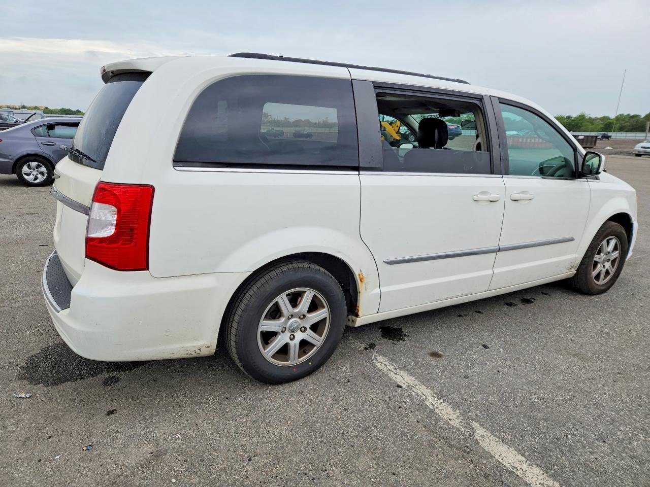 2011 Chrysler Town & Country Touring - Image 3