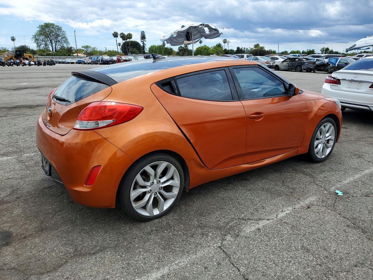 2013 Hyundai Veloster Base - Фото 3