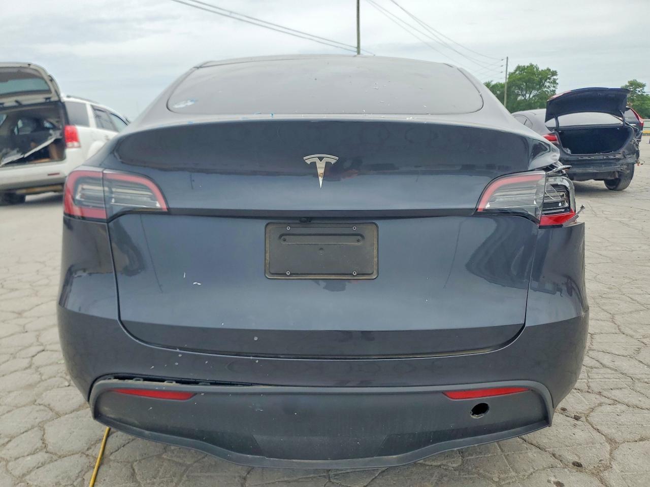 2025 Tesla Model Y - Фото 6