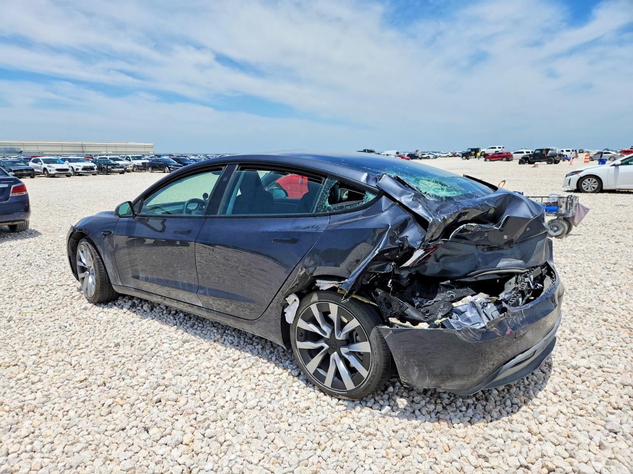 2025 Tesla Model 3 - Фото 2