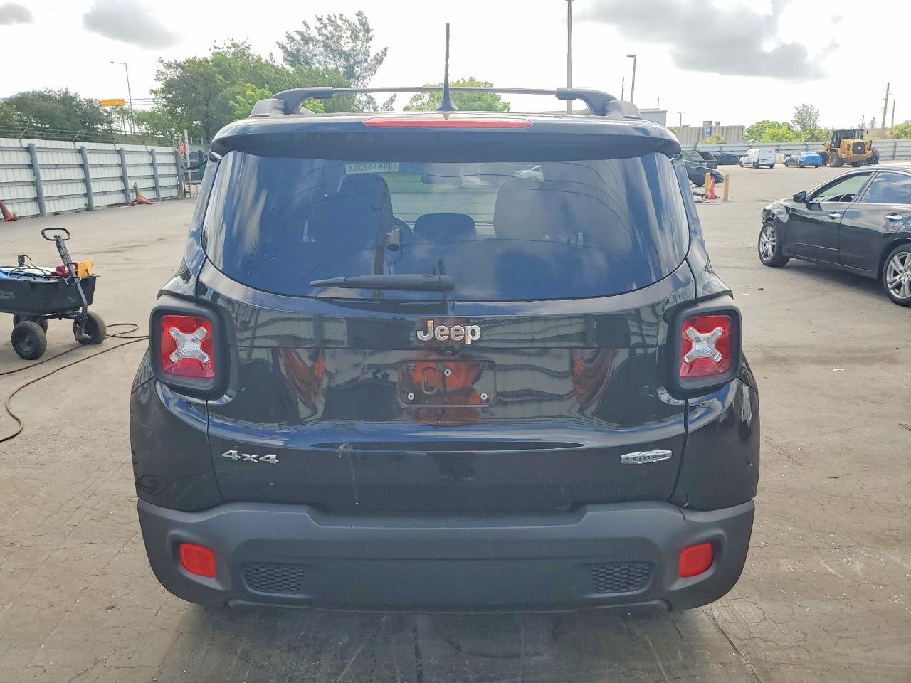 2016 Jeep Renegade Latitude - Image 6