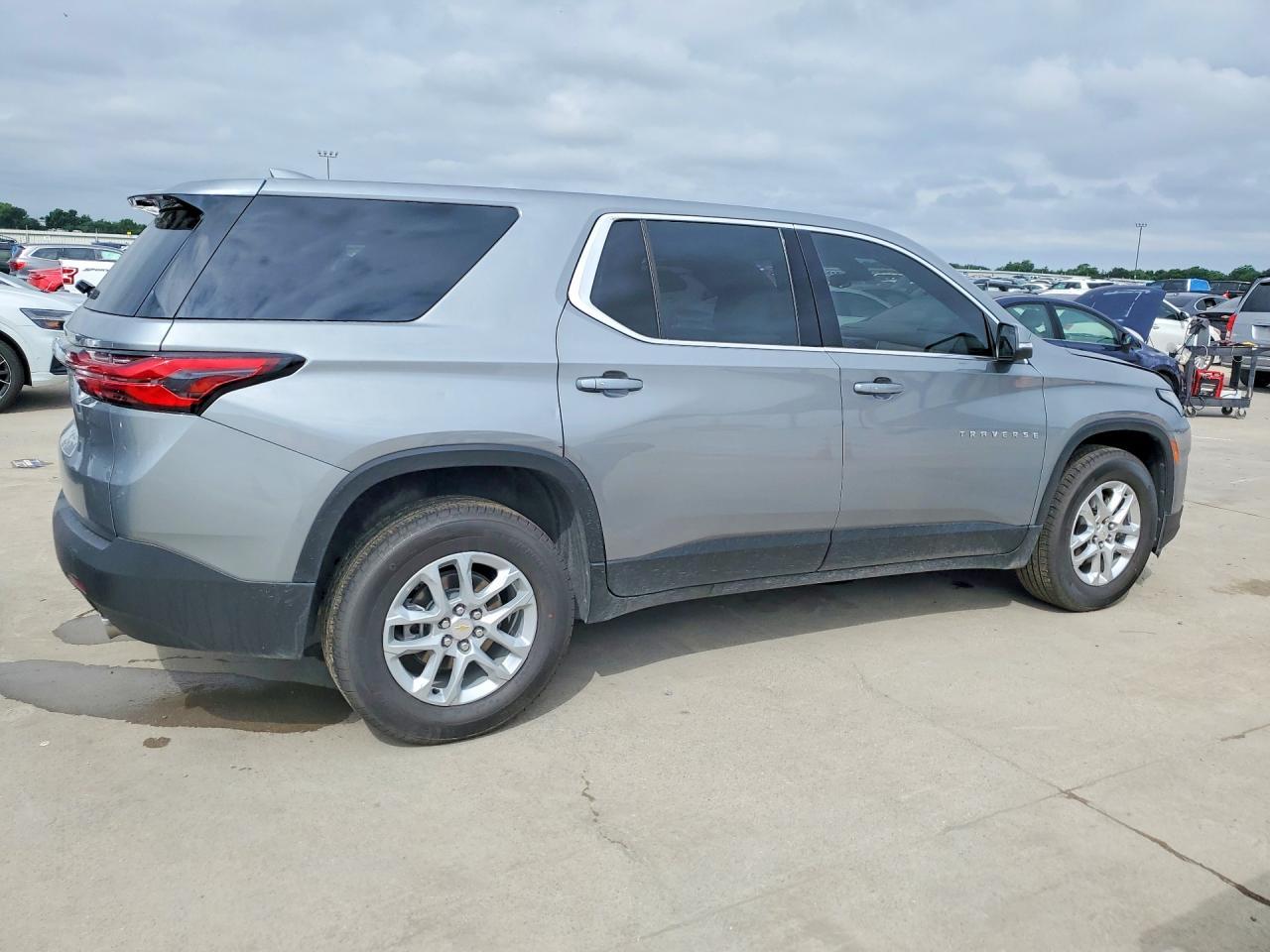 2023 Chevrolet Traverse Ls - Image 3