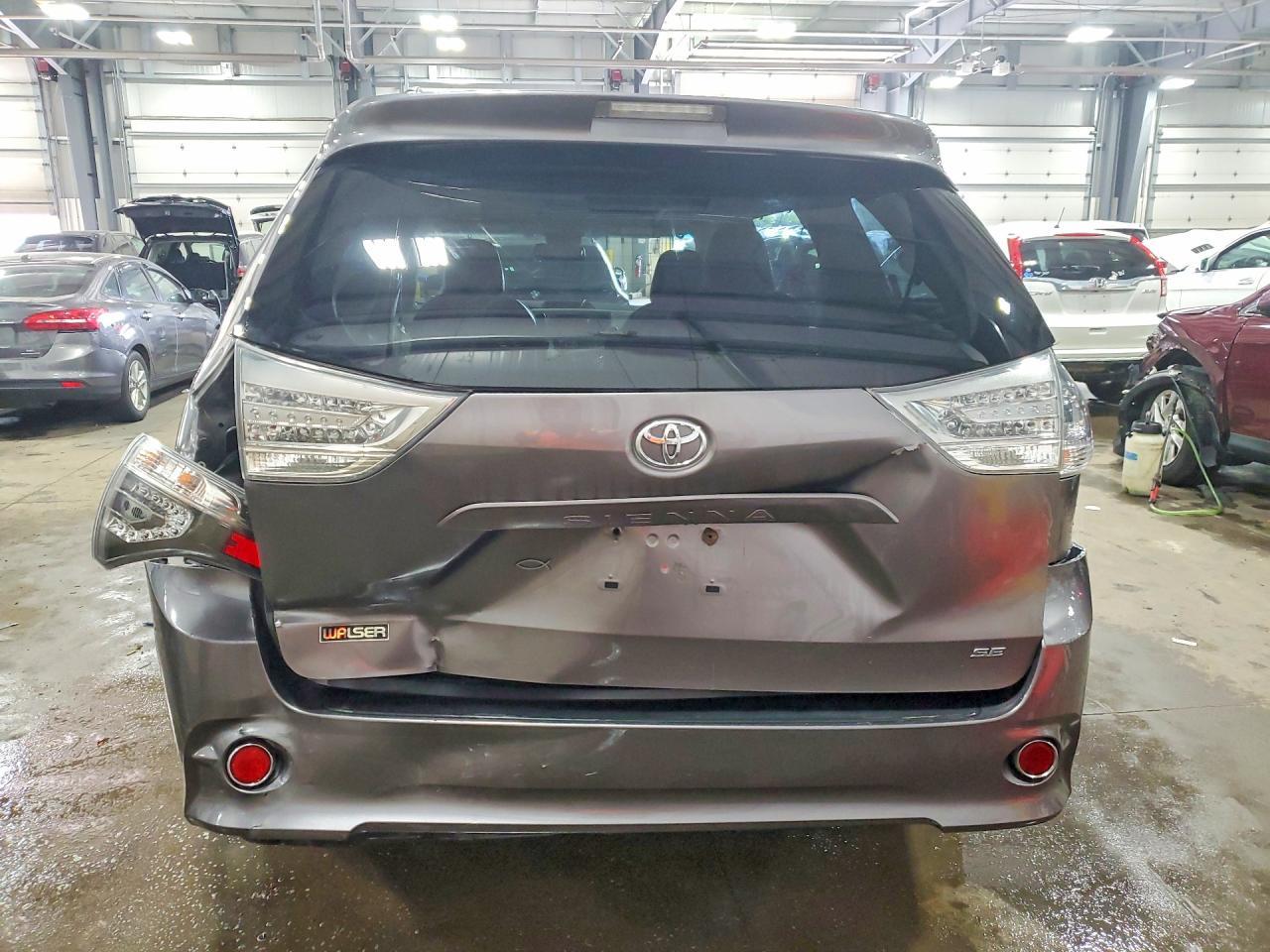 2014 Toyota Sienna Sport - Фото 6