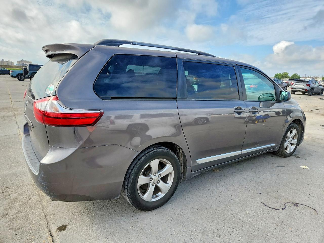 2017 Toyota Sienna Le - Image 3