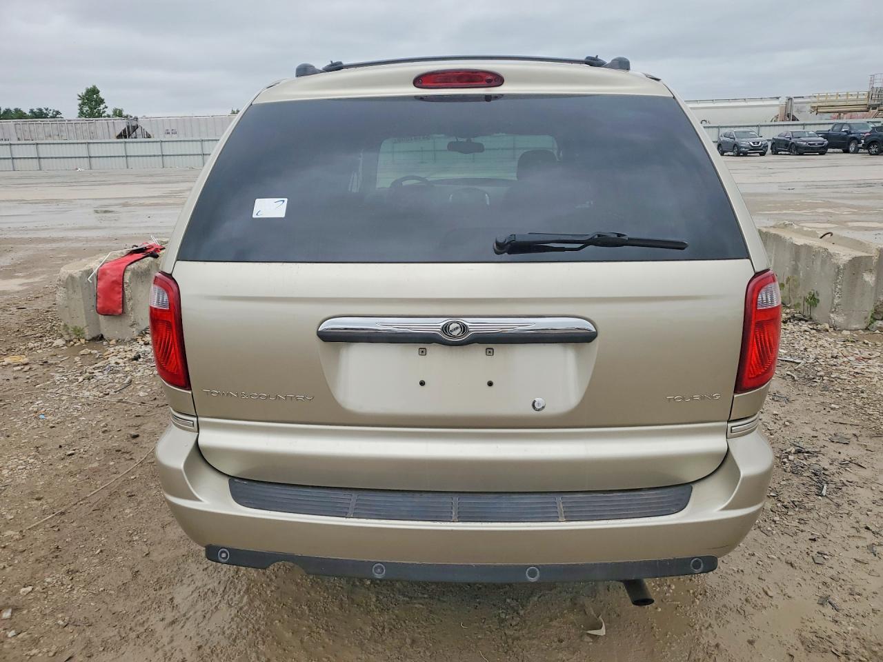 2005 Chrysler Town & Country Touring - Image 6