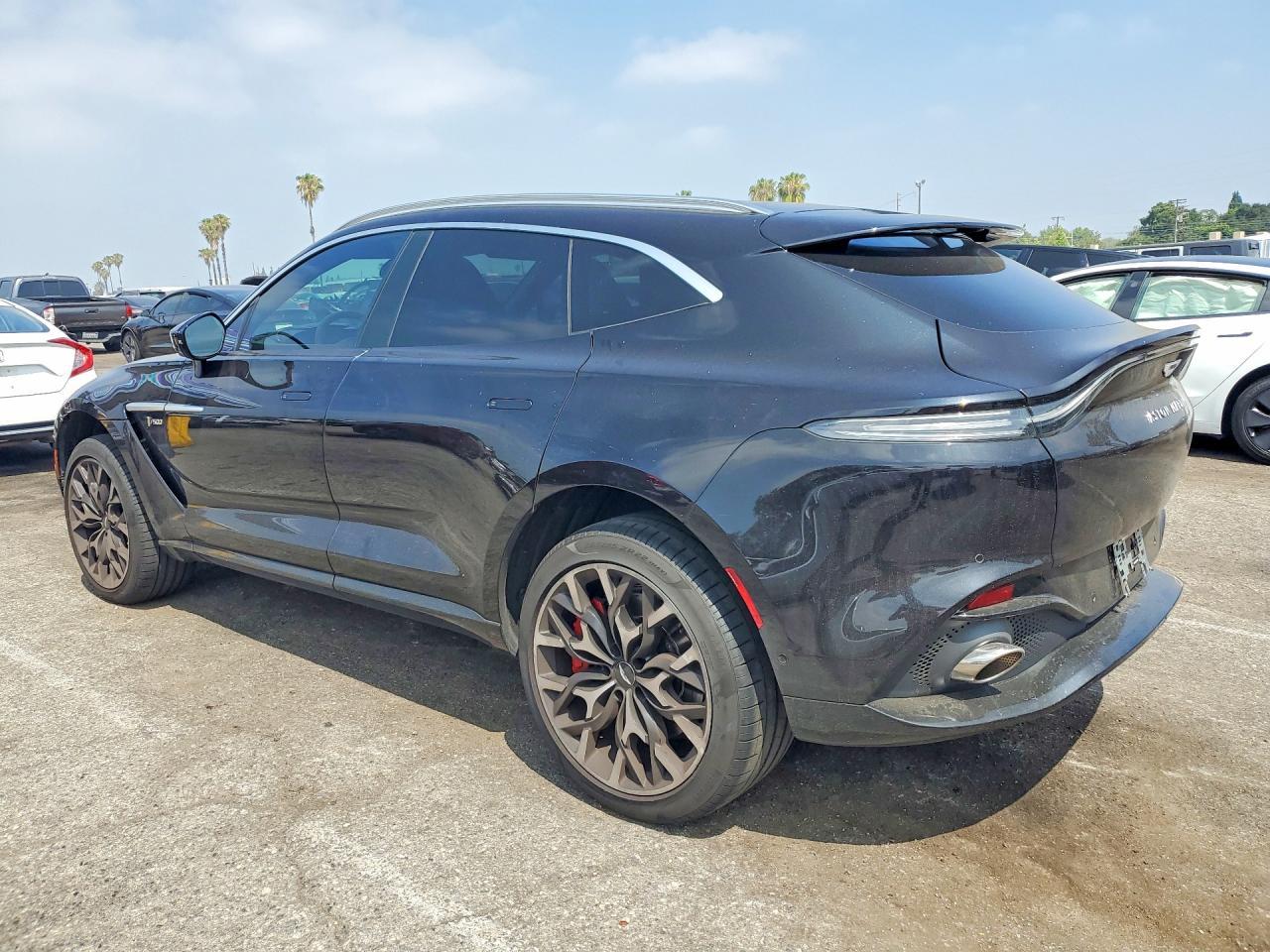 2021 Aston Martin Dbx - Фото 2