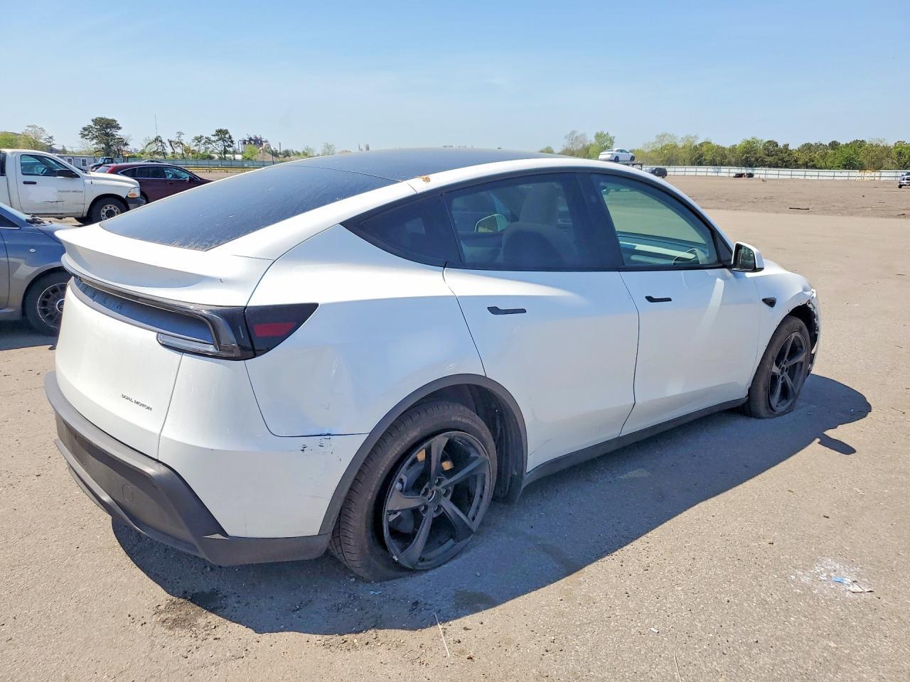 2026 Tesla Model Y - Фото 3