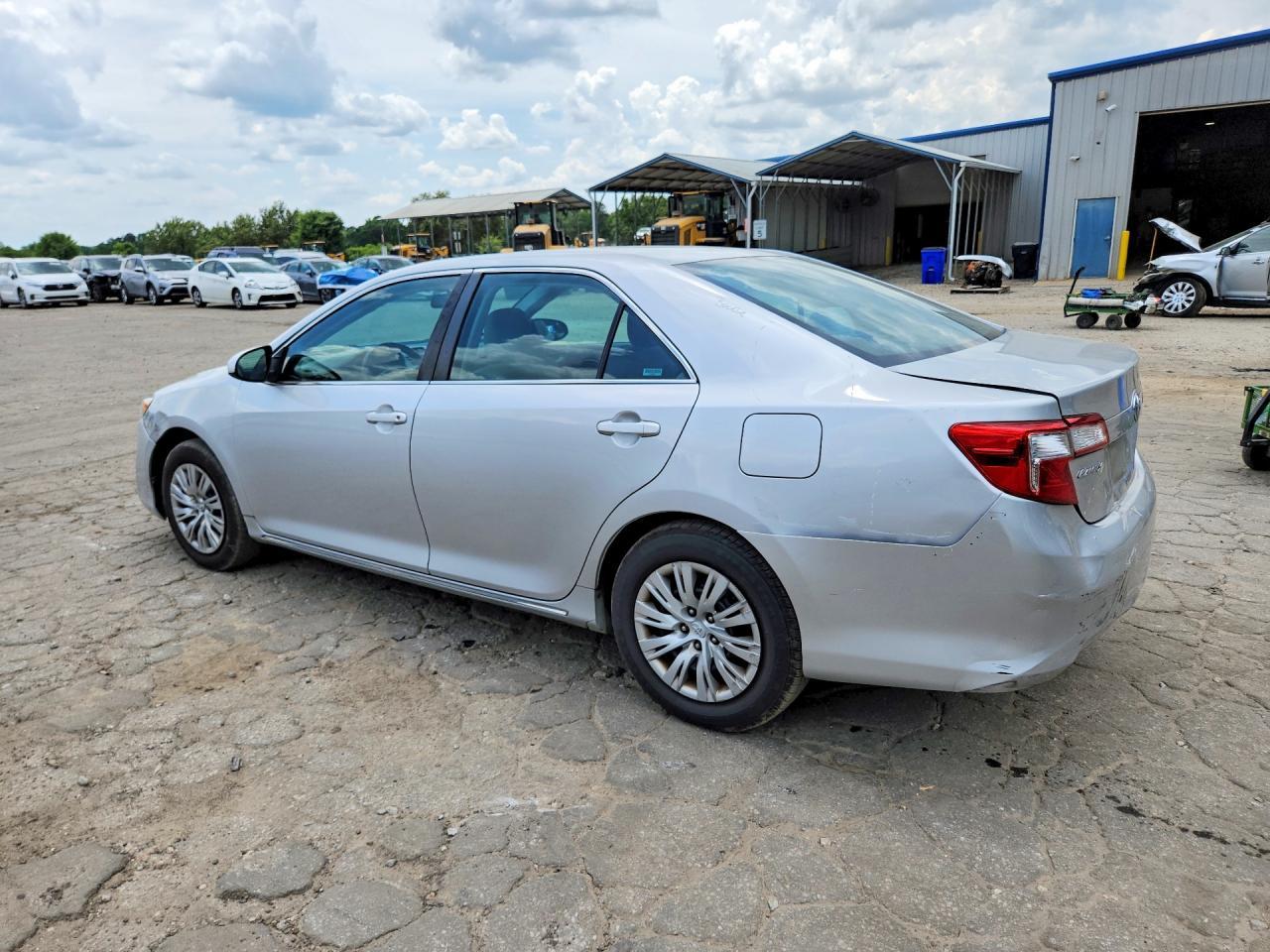 2014 Toyota Camry Le - Фото 2