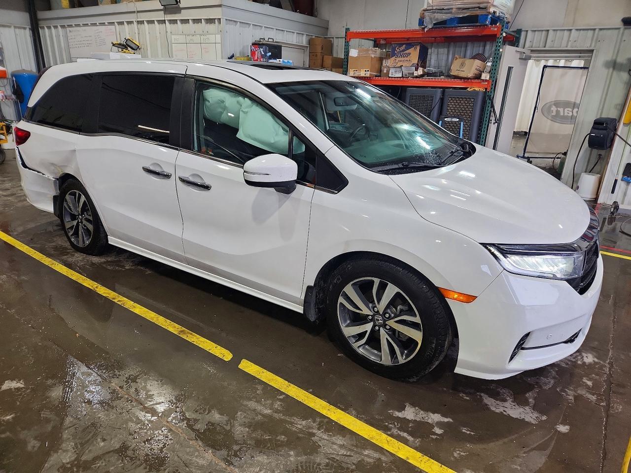 2023 Honda Odyssey Touring - Image 4