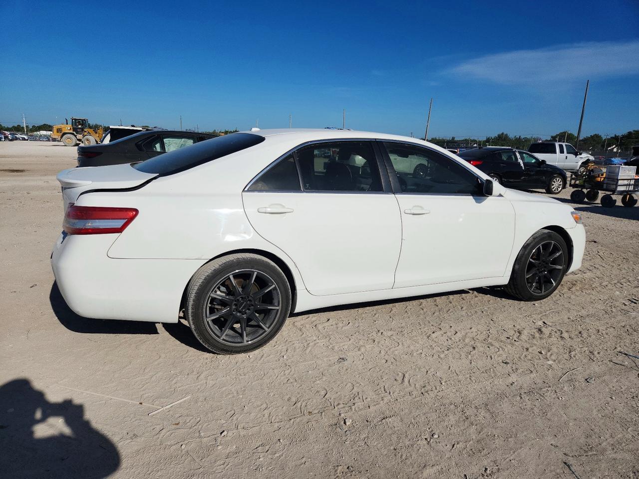 2010 Toyota Camry Le - Фото 3