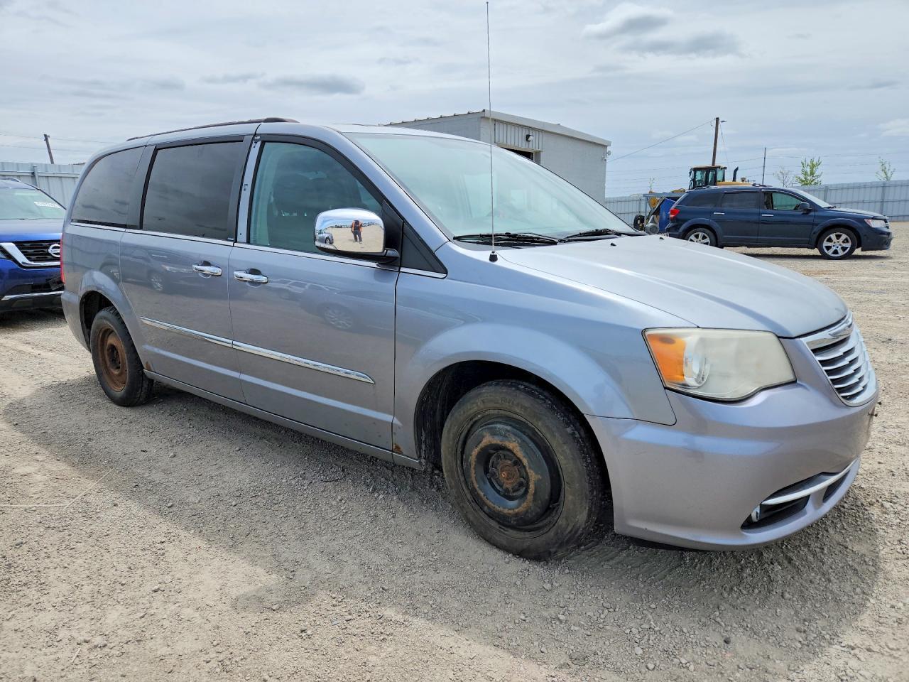 2013 Chrysler Town & Country Touring L - Фото 4