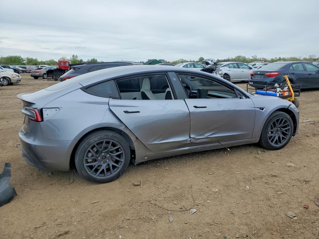 2025 Tesla Model 3 - Фото 3