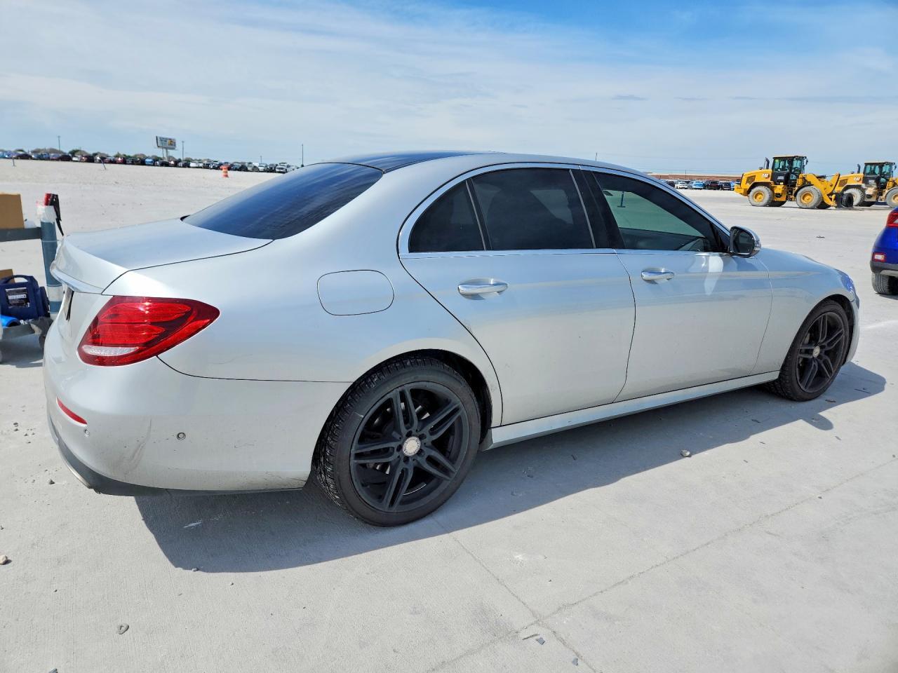 2017 Mercedes-Benz E 300 - Фото 3