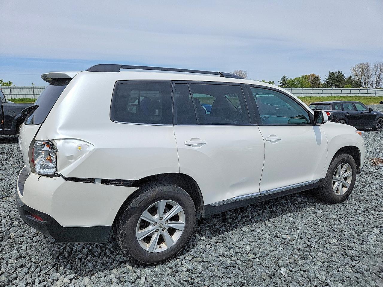 2013 Toyota Highlander Plus - Image 3