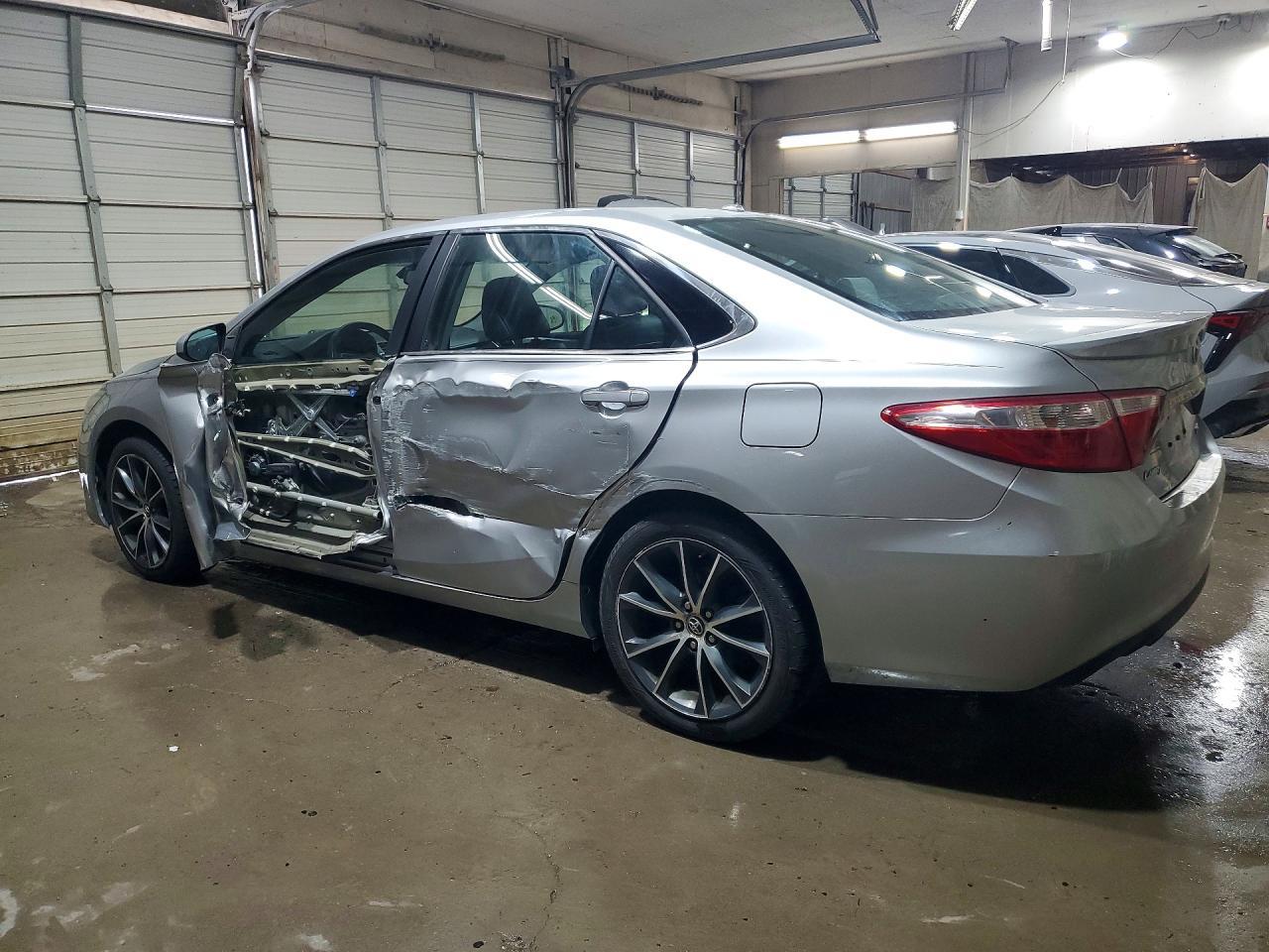2016 Toyota Camry Xse - Image 2