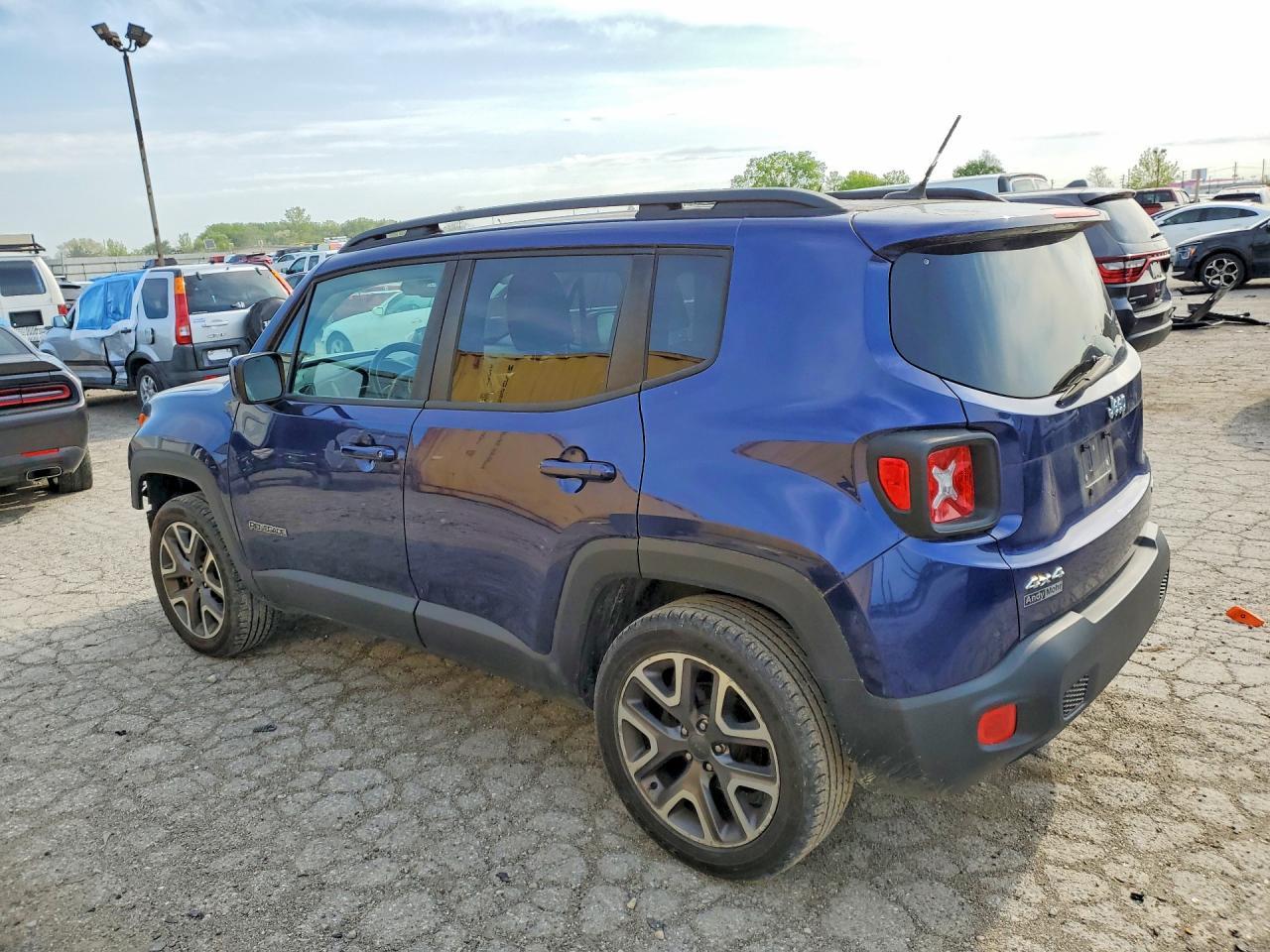 2016 Jeep Renegade Latitude - Image 2
