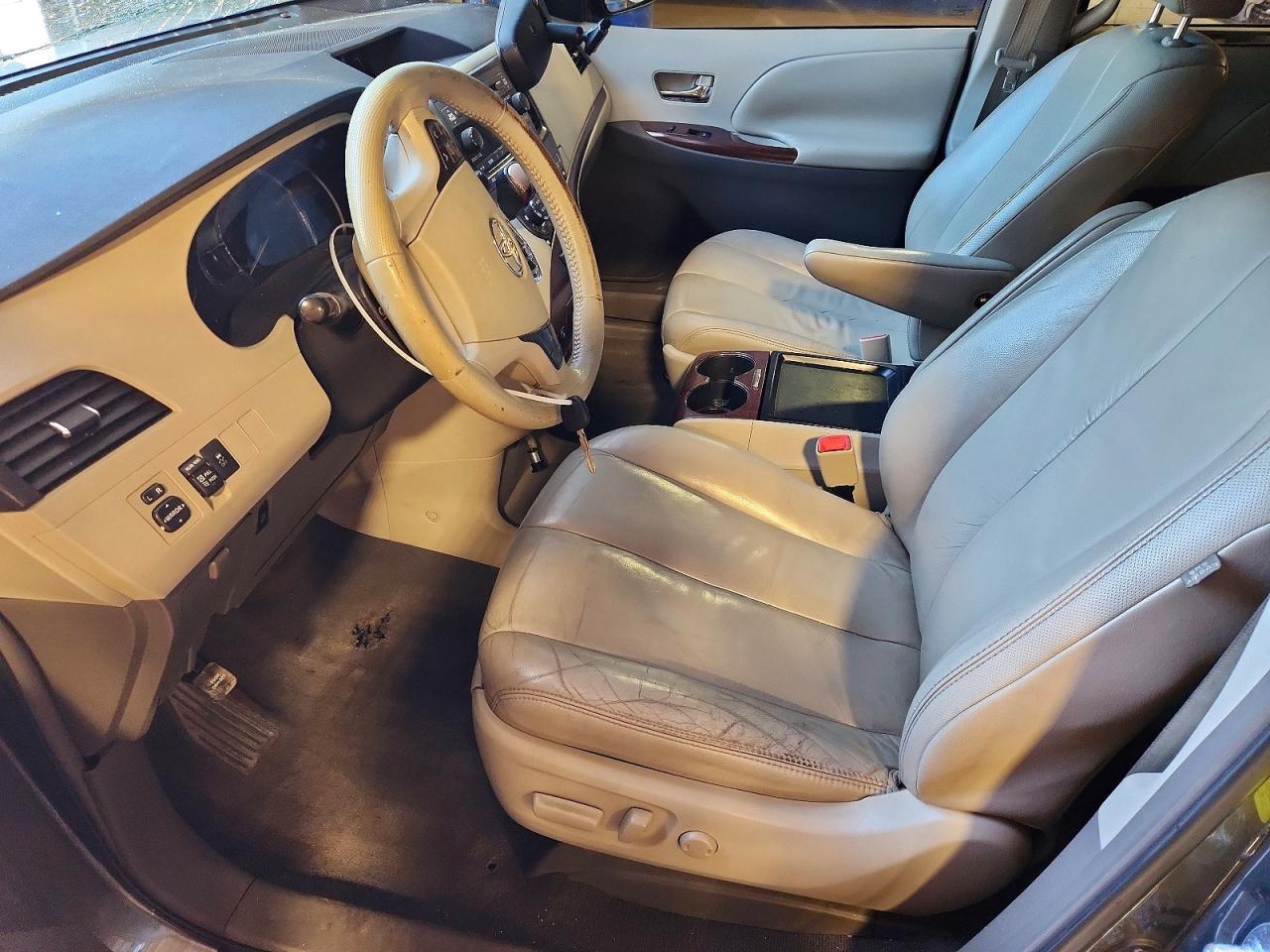 2011 Toyota Sienna Xle 8-Passenger - Фото 7