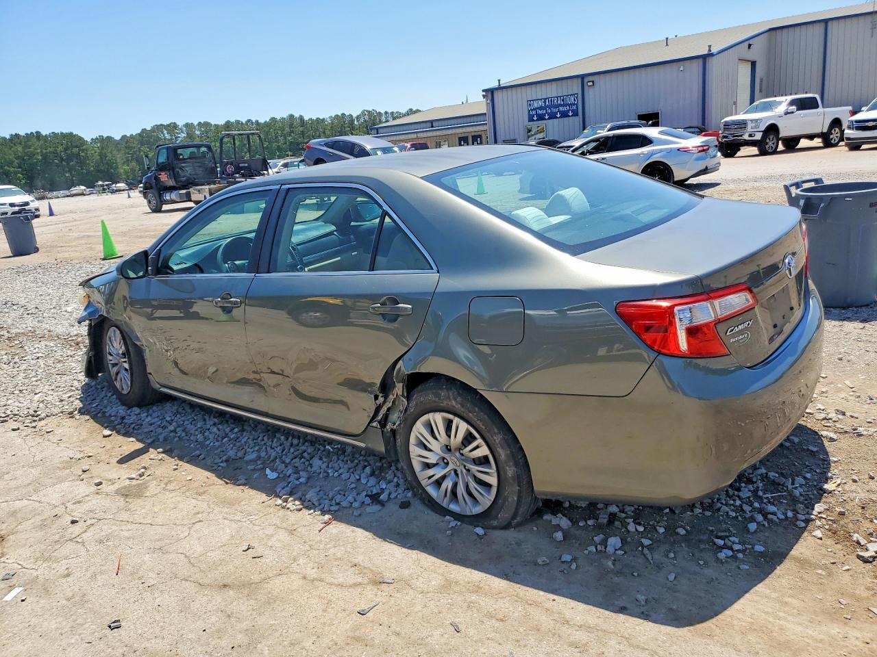 2013 Toyota Camry Le - Фото 2