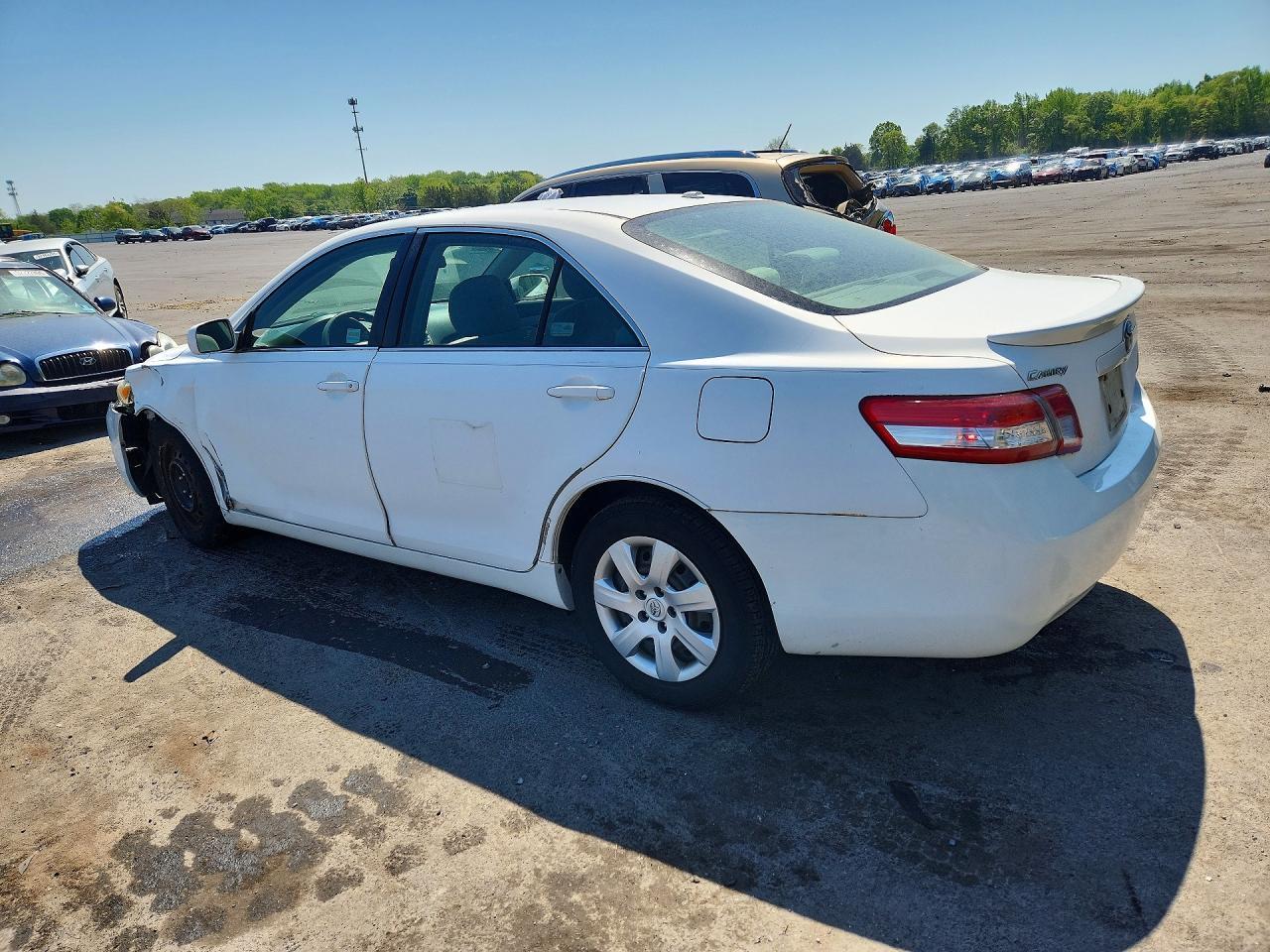 2010 Toyota Camry Le - Фото 2