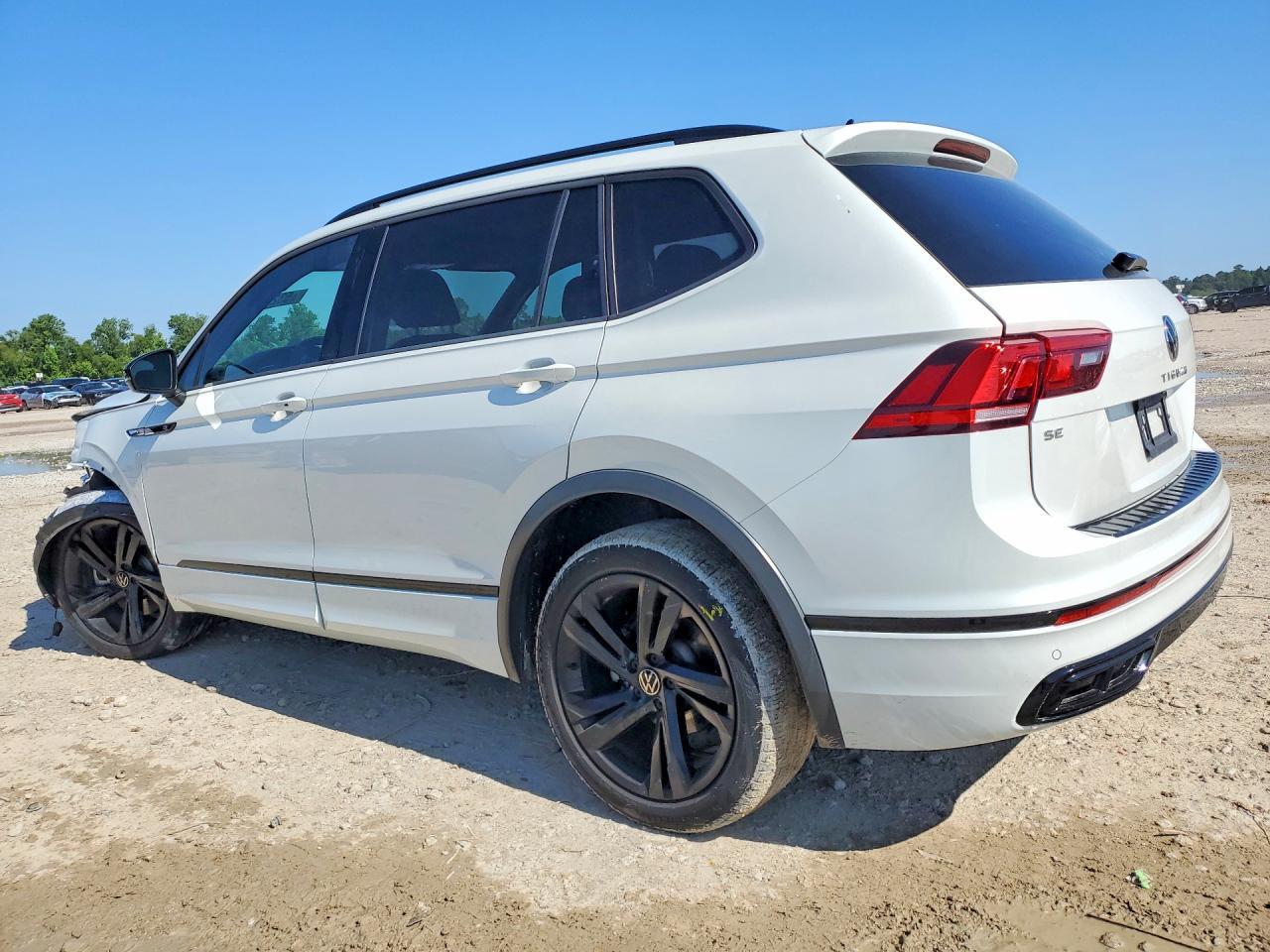 2023 Volkswagen Tiguan Se R-Line Black - Image 2