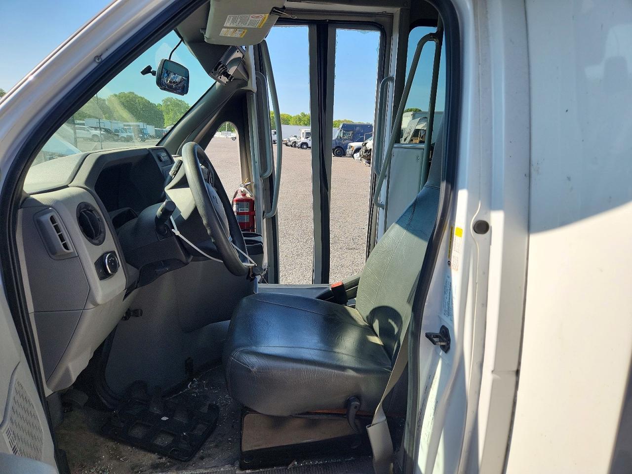 2023 Ford E450 Shuttle Bus - Фото 7