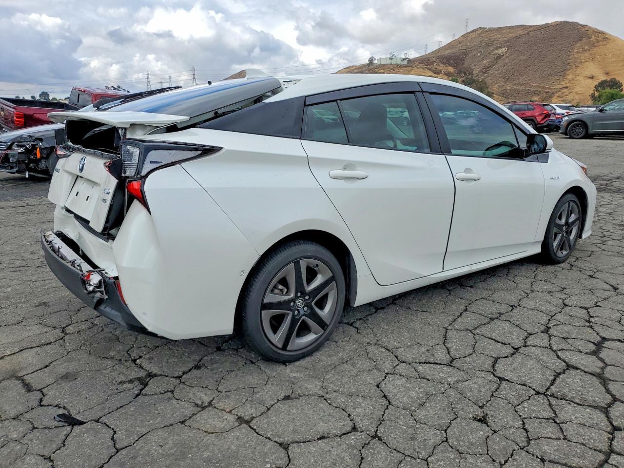 2019 Toyota Prius Xle - Image 3